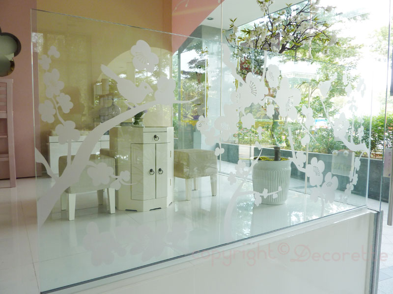 Ứng dụng của decal trong 9 Decal trong dán tường showroom, cửa hàng, tiệm trà sữa