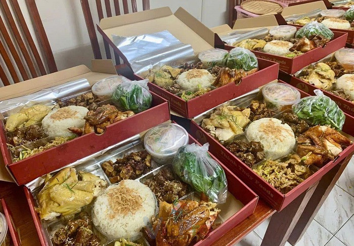 Mẫu hộp đựng gà mẹt có khay chia ngăn