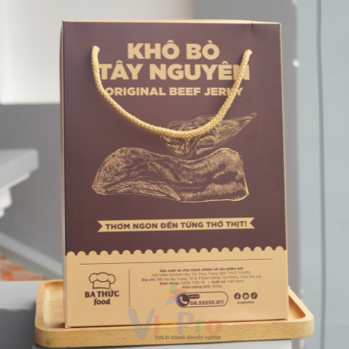 Mẫu hộp giấy đựng bò khô có quai xách hai bên